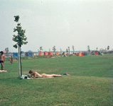 23059 Gezicht op een aantal dagrecreanten op het strandbad Maarsseveensche Plassen te Maarssen.